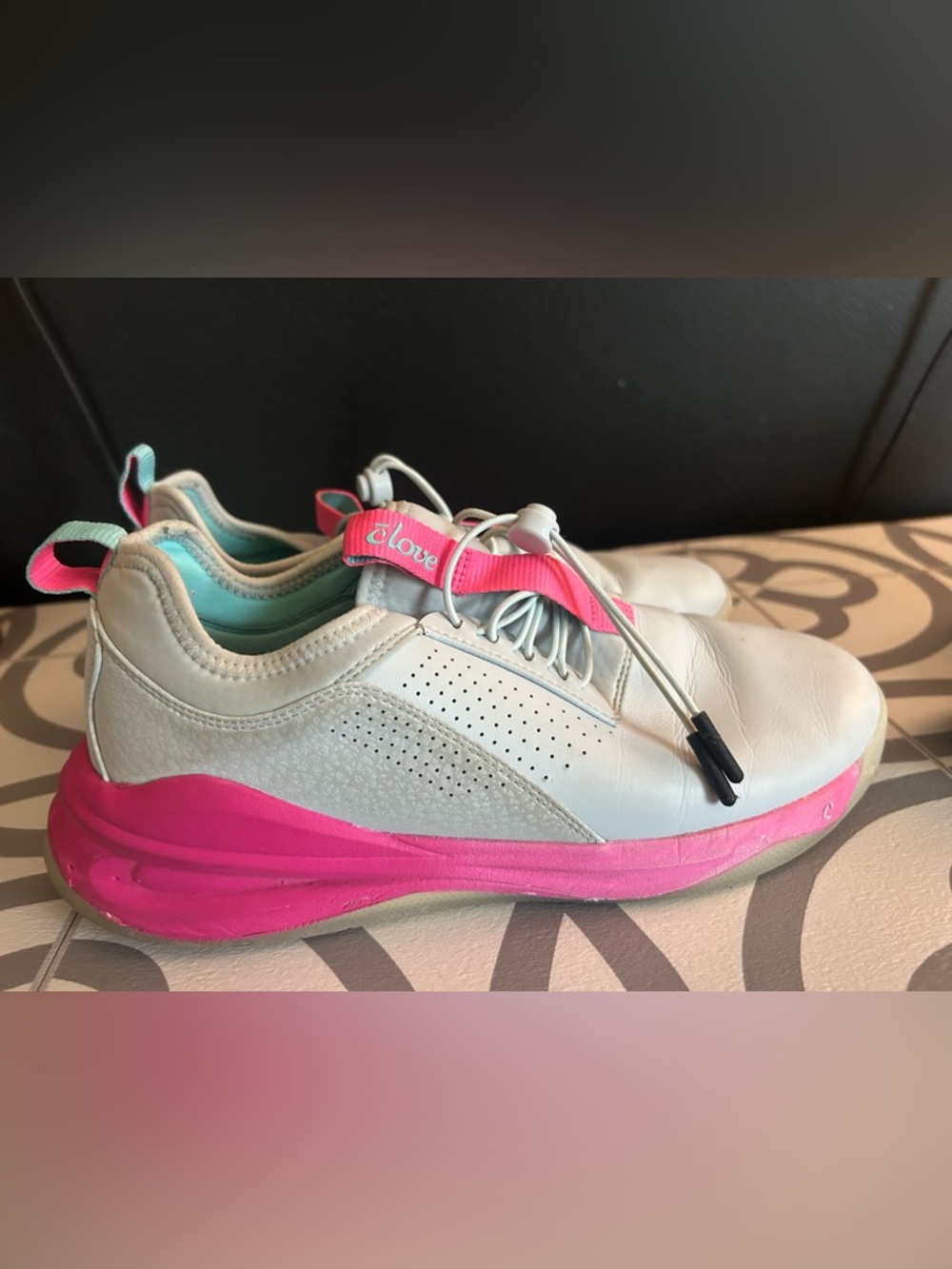 Clove Women's White & Pink Lightweight Walking Sneakers